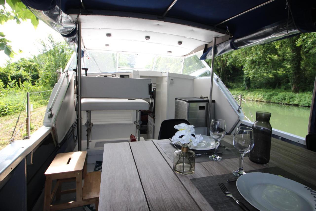 Botel Nuit A Quai Sur Notre Vedette!