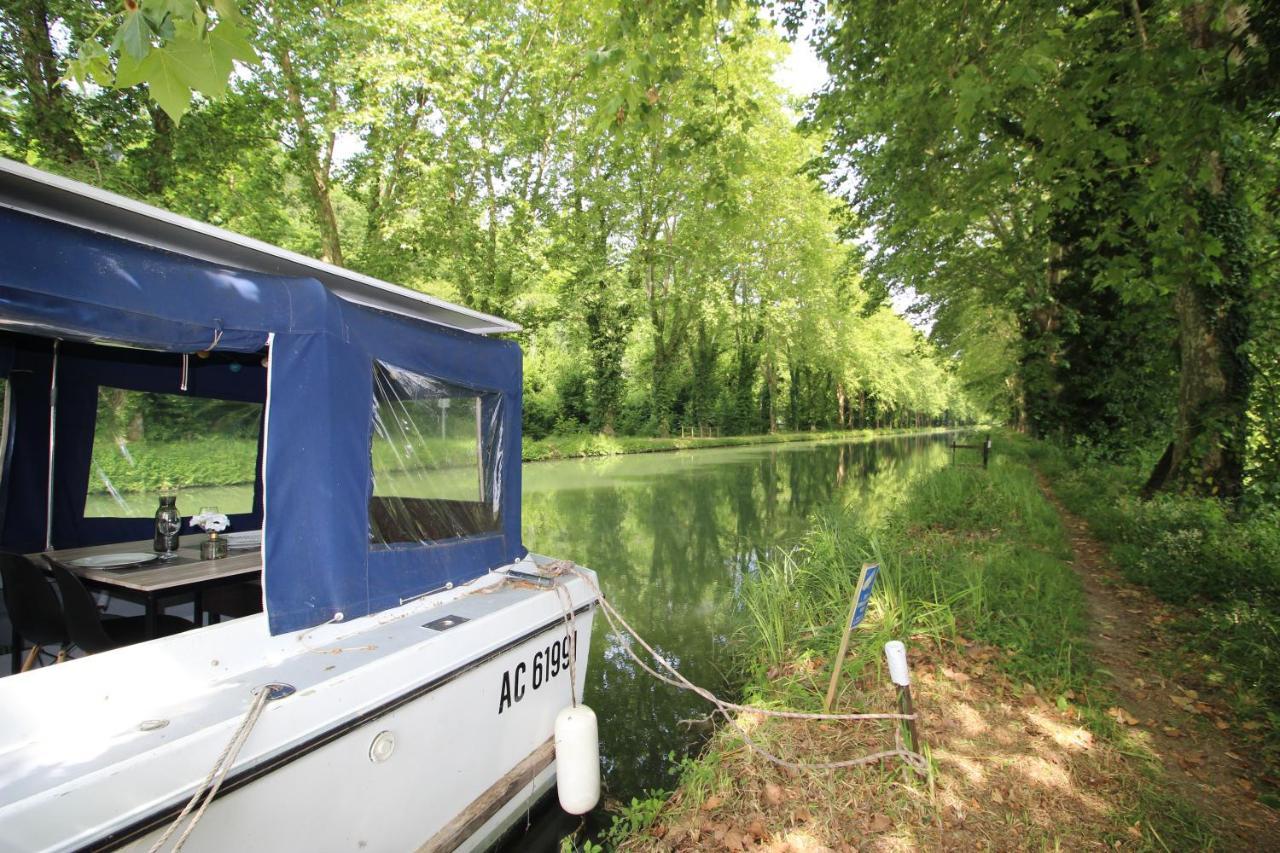 Botel Nuit A Quai Sur Notre Vedette! *