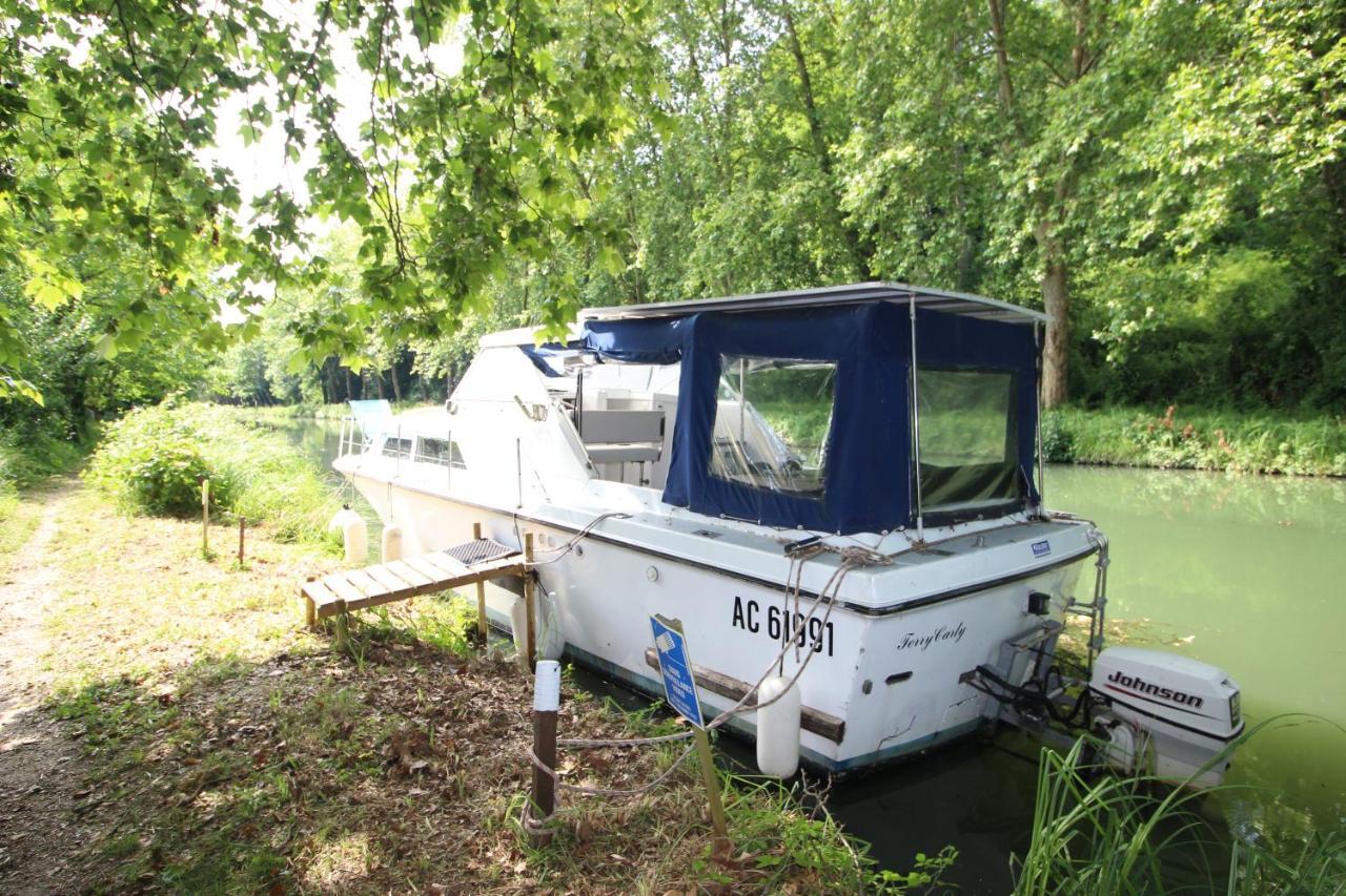 Botel Nuit A Quai Sur Notre Vedette!